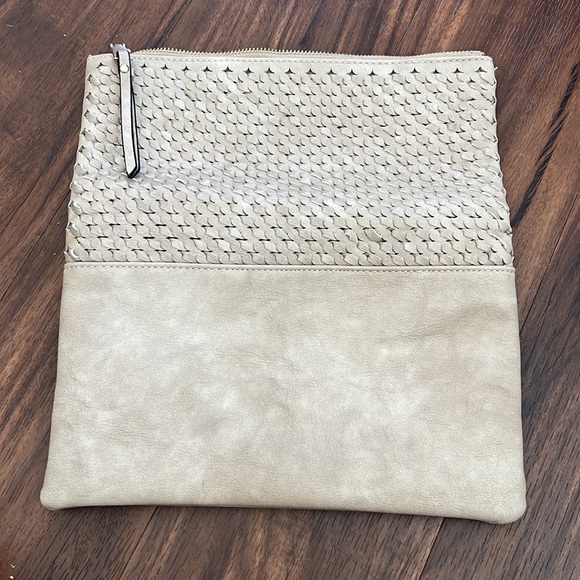 NWOT URBAN Expressions Beige Clutch - Picture 4 of 15